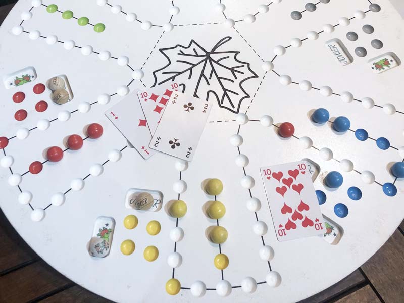 Grâce au 2ème coup de Deux de Pique revendiqué suivie du 2ème coup de Joker , la partie de Tock est gagnée.